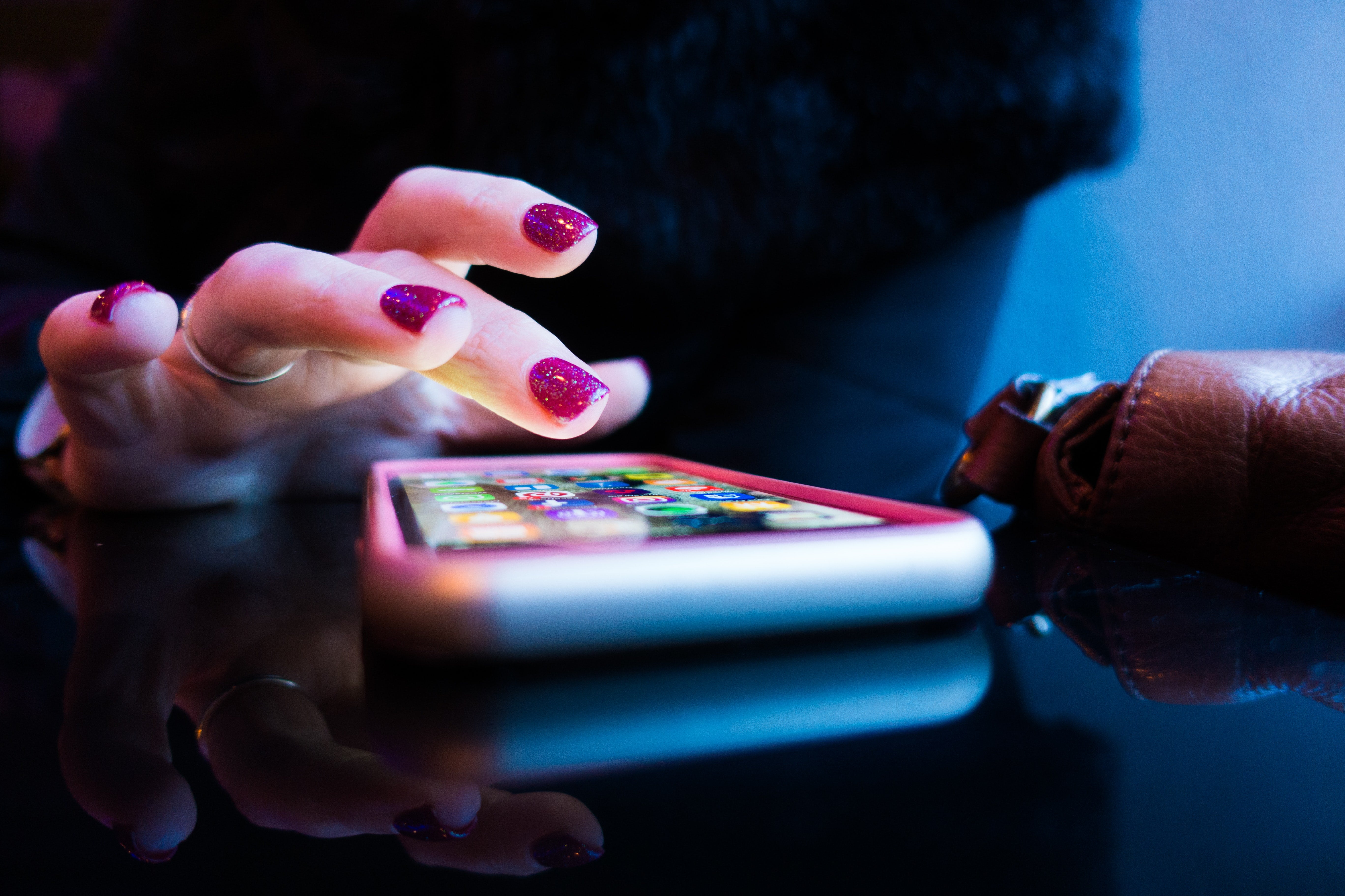 Quit These 5 Phone Habits To Destress and Focus